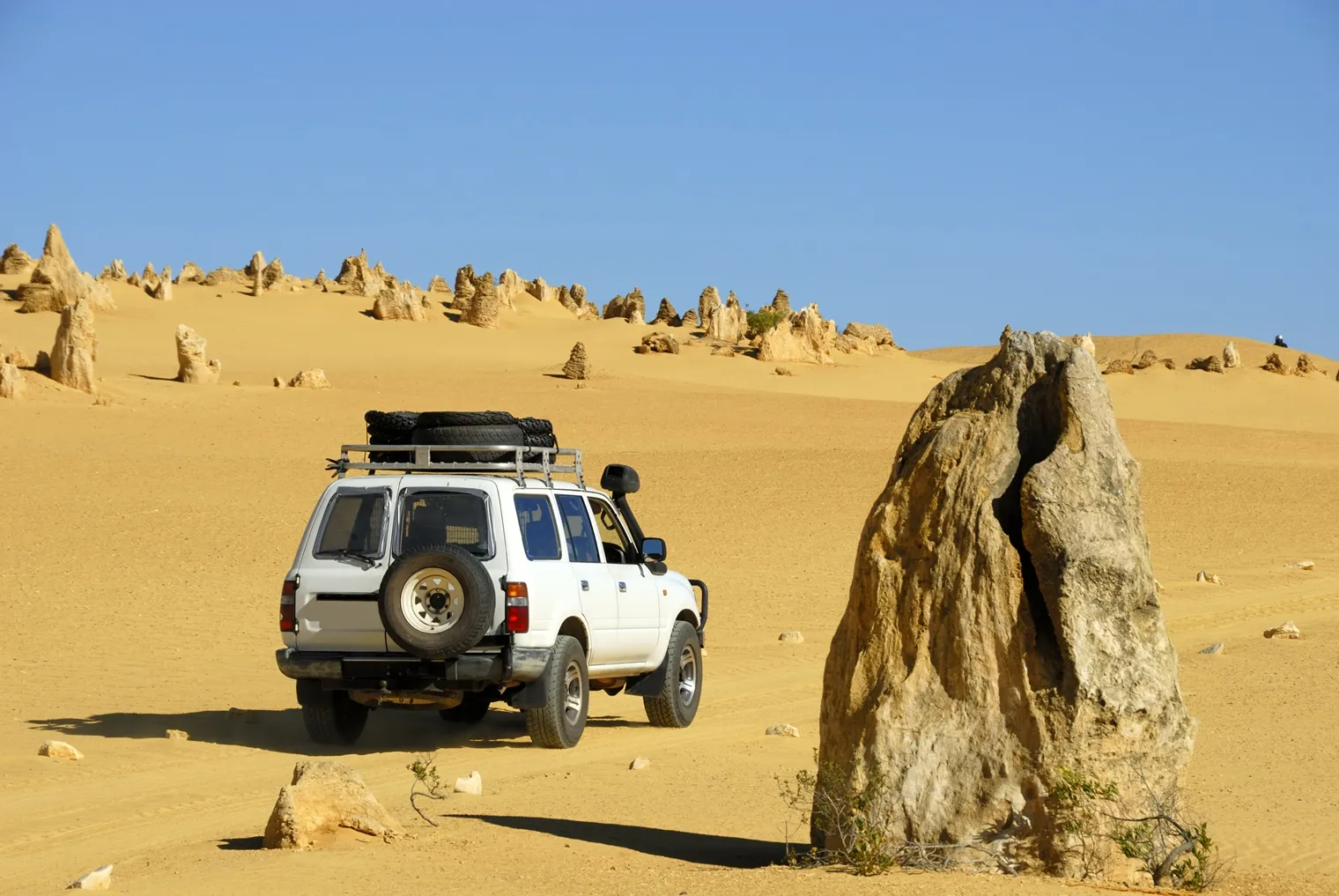 Hurghada: Jeep & Camel Safari with Dinner & Desert Fire Show